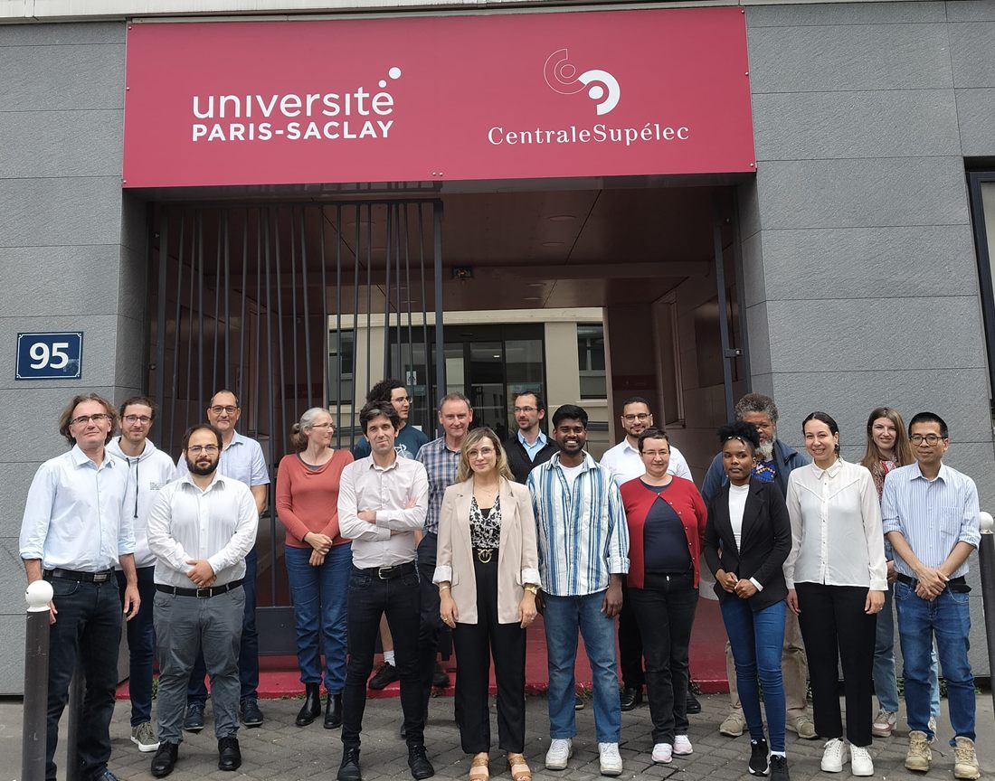 Photo de groupe des partenaires du projet TASTING devant l'entrée Université Paris-Saclay – CentraleSupélec.