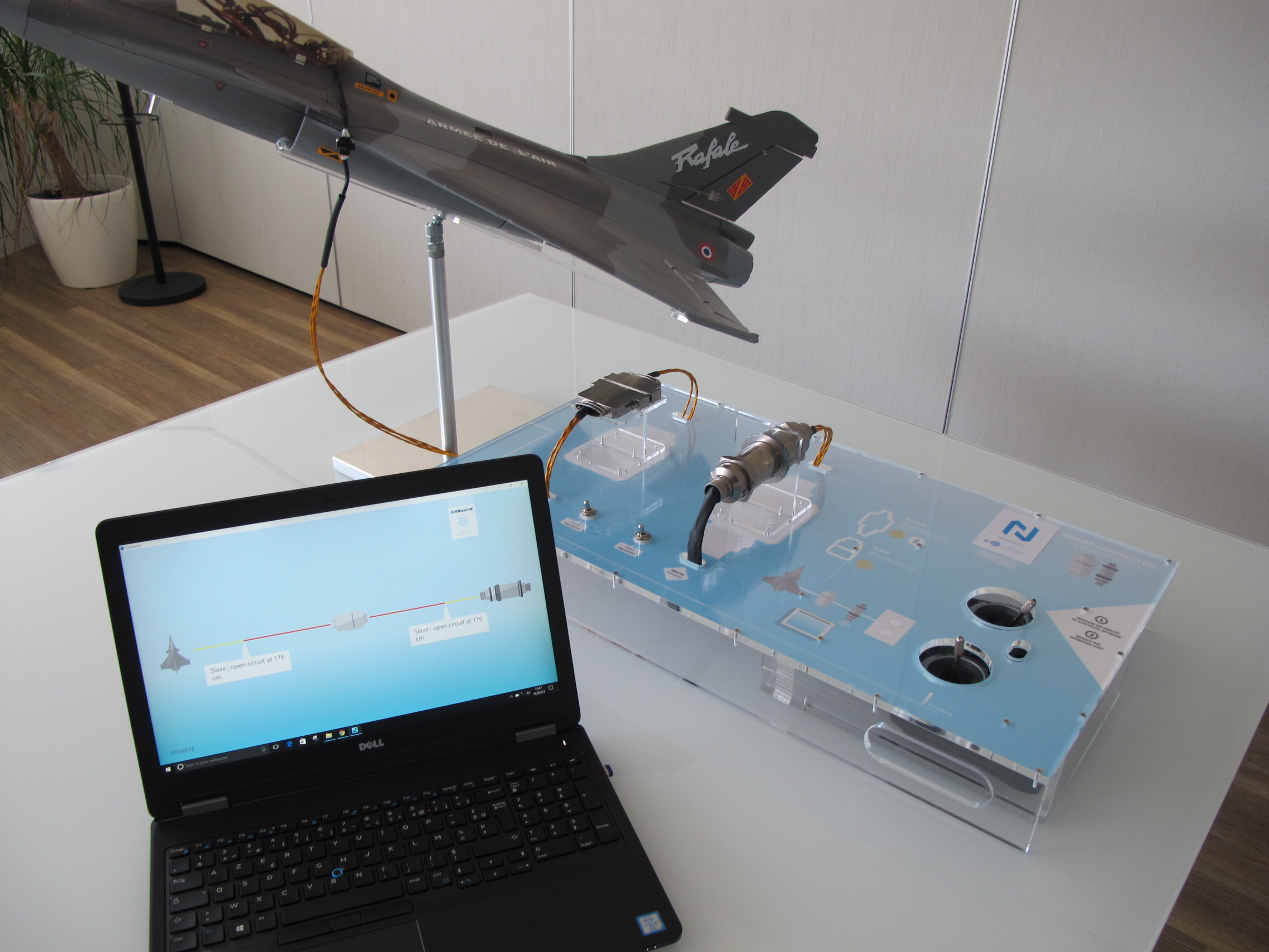 Démonstrateur embarqué : maquette de Rafale instrumentée, PC de diagnostic et panneau SmartCo avec connecteurs DMM et 38999.